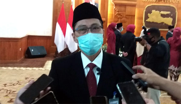 Gubernur Khofifah Lantik  Busrul Iman  sebagai Dirut Bank Jatim