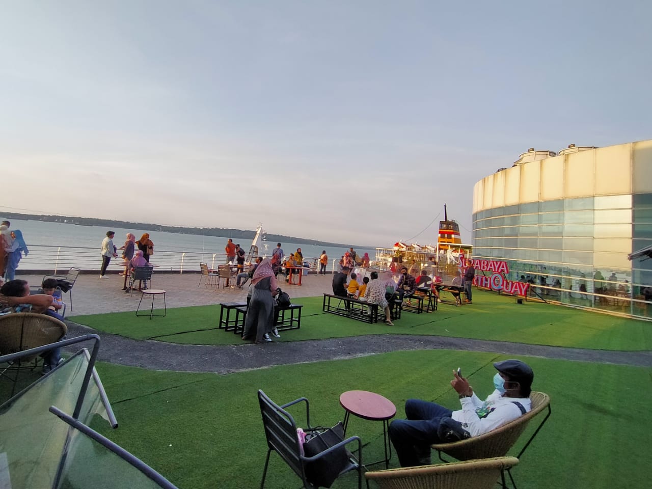 Setiap Saat, Petugas Terus Ingatkan Pengunjung Surabaya North Quay Pakai Masker