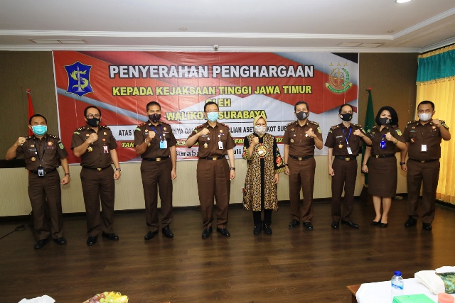 Selamatkan Aset Tanah dan Uang Rp 6,3 Miliar, Wali Kota Risma Beri Penghargaan Jajaran Kejati Jatim