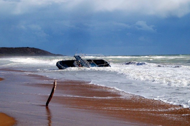 Perahu Pemancing Ikan Tenggelam di Laut Selatan Banyuwangi