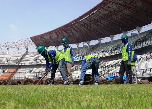 Untuk Persiapan Piala Dunia U-20, Rumput Stadion GBT Mulai Dikupas