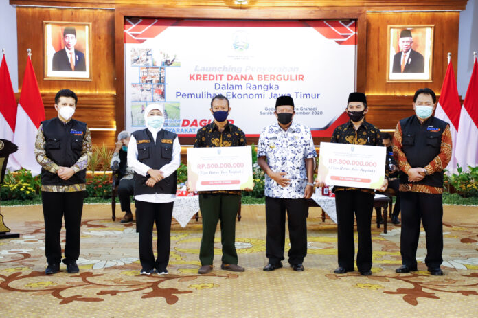 Gubernur Khofifah Kucurkan Kredit Dana Bergulir Rp 330 Miliar