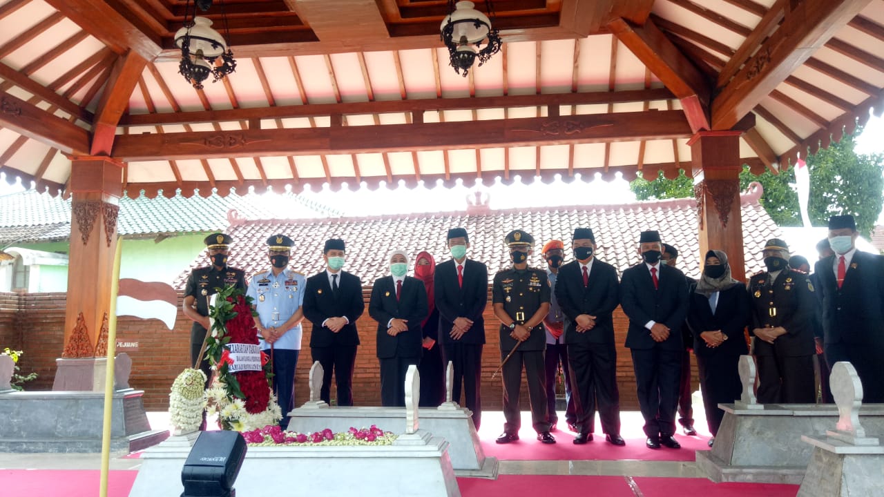 Gubernur dan Wakil Gubernur Jatim Berziarah ke Makam Gubernur Pertama