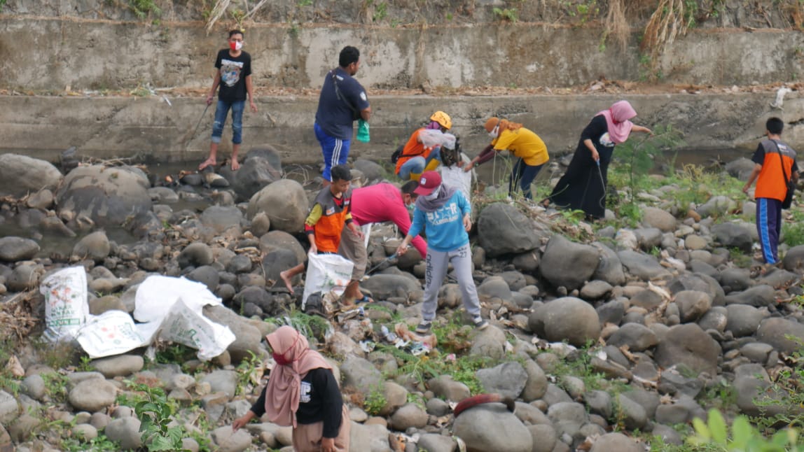 Antisipasi Musim Hujan, Gabungan Komunitas Bersihkan Sampah di Aliran Sungai Pohsarang