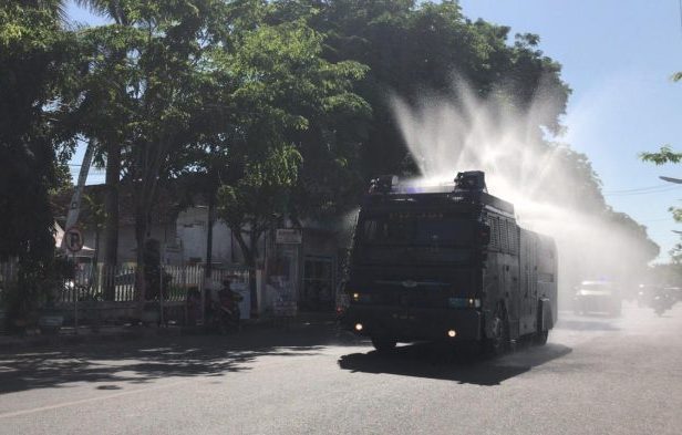 Mencegah Penularan Covid-19, Polres Pamekasan Kembali Lakukan  Penyemprotan Desinfektan di Jalan Umum