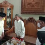 Ketum Golkar Airlangga saat silaturahmi dengan Gus Ali di dalem utama Ponpes Progresif Bumi Sholawat, Lebo, Sidoarjo.