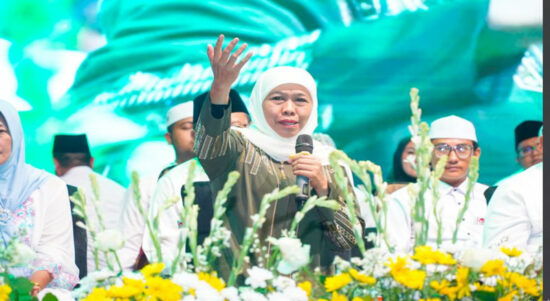 Hormat Maulid Nabi di PP Sabilun Najah Bojonegoro, Khofifah Didoakan KH Anwar Zahid untuk Dua Periode