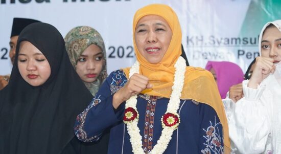 Khofifah Terima Naskah Quran Kuno di Deklarasi Akromy Jatim