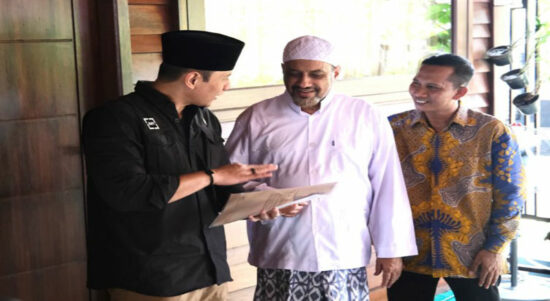 Menteri Agraria dan Tata RuangKepala Badan Pertanahan Nasional (ATRBPN), Agus Harimurti Yudhoyono (AHY) menyerahkan 52 Sertipikat