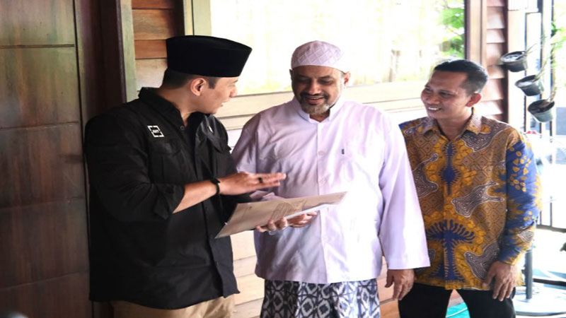 Menteri Agraria dan Tata RuangKepala Badan Pertanahan Nasional (ATRBPN), Agus Harimurti Yudhoyono (AHY) menyerahkan 52 Sertipikat