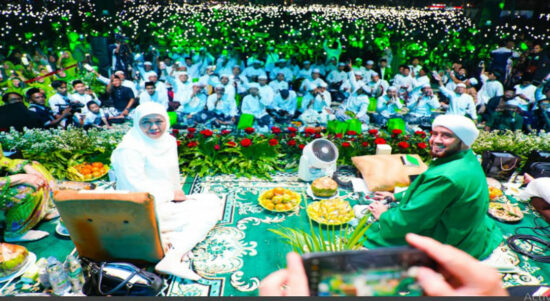 Puluhan Ribu Jamaah Bersholawat di Jombang, Khofifah Muslimat NU Konsisten Mendoakan Bangsa