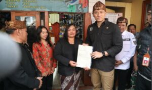 Serahkan Sertipikat Tanah Elektronik bagi Masyarakat di Kawasan Taman Nasional Bromo, Menteri AHY Harapkan UMKM Pariwisata Berkembang Serahkan Sertipikat Tanah Elektronik bagi Masyarakat di Kawasan Taman Nasional Bromo, Menteri AHY Harapkan UMKM Pariwisata Berkembang