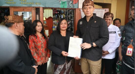 Serahkan Sertipikat Tanah Elektronik bagi Masyarakat di Kawasan Taman Nasional Bromo, Menteri AHY Harapkan UMKM Pariwisata Berkembang