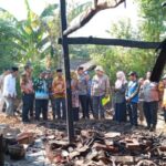 Pj Bupati Bondowoso Kunjungi Korban Kebakaran di Desa Suling Kulon Pj Bupati Bondowoso Kunjungi Korban Kebakaran di Desa Suling Kulon