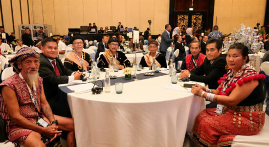 Tandatangani Lukisan untuk Sampul Buku ‘Cerita Tanah Ulayat Hari Ini’, Menteri AHY: Terus Perjuangkan Hak dan Kesejahteraan Masyarakat Adat