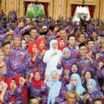 Peduli pada Perangkat Desa dan Programnya Sukses Sejahterakan Masyarakat, Khofifah-Emil Dinobatkan Sebagai Ibu-Bapak’e Perangkat Desa Jatim Peduli pada Perangkat Desa dan Programnya Sukses Sejahterakan Masyarakat, Khofifah-Emil Dinobatkan Sebagai Ibu-Bapak’e Perangkat Desa Jatim