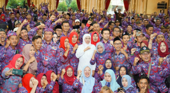 Peduli pada Perangkat Desa dan Programnya Sukses Sejahterakan Masyarakat, Khofifah-Emil Dinobatkan Sebagai Ibu-Bapak’e Perangkat Desa Jatim