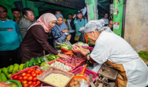 Khofifah - Emil Terdepan di Survei LSI, Khofifah Tetap Semangat Blusukan di Pasar Khofifah - Emil Terdepan di Survei LSI, Khofifah Tetap Semangat Blusukan di Pasar