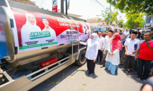 Khofifah dan Relawan Bersatu, Kirim Air Bersih untuk Warga Lumajang