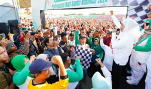 Meriah! Khofifah Berangkatkan Jalan Sehat Hari Santri, Masyarakat Madiun Serukan ‘Lanjutkan’