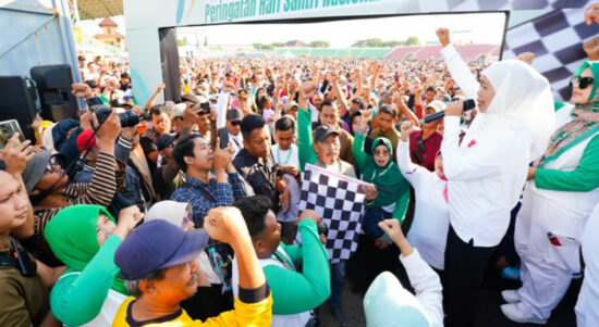 Meriah! Khofifah Berangkatkan Jalan Sehat Hari Santri, Masyarakat Madiun Serukan ‘Lanjutkan’