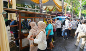 Gerobak Soto dan Es Puter Meriahkan Kediaman Khofifah di Hari Pencoblosan Pilkada