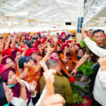 Khofifah Disambut Antusias Pekerja SKT di Plant Kraksaan Probolinggo, Siap Menangkan Ibu'e Pekerja Jatim Khofifah Disambut Antusias Pekerja SKT di Plant Kraksaan Probolinggo, Siap Menangkan Ibu'e Pekerja Jatim