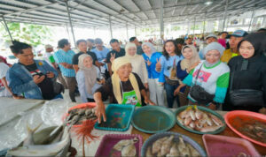 Khofifah Disambut Pedagang Pasar Nambangan, Usul Bangun Jembatan Agar Pasar Lebih Ramai