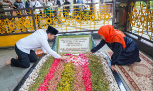 Khofifah - Emil Khusyuk Ziarah ke Makam KH Hasyim Asy’ari dan Gus Dur pada Hari Tenang Pilgub Jatim