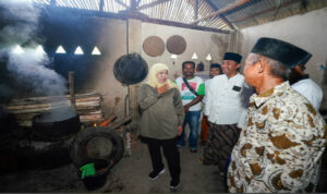 Khofifah Janji Fasilitasi Replanting Kelapa Hibrida di Rumah Industri Gula Merah Candipuro