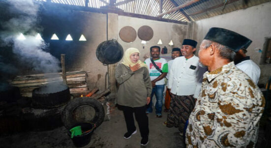 Khofifah Janji Fasilitasi Replanting Kelapa Hibrida di Rumah Industri Gula Merah Candipuro