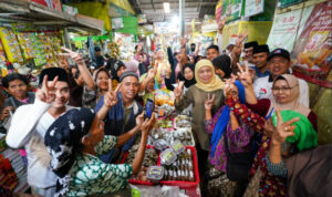 Khofifah Sambangi Pasar Baru Lumajang, Komitmen Lanjutkan Zakat Produktif untuk Usaha Ultra Mikro