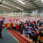 Khofifah Sapa Ribuan Pekerja MPS Prigen, Ajak Sholawat dan Beri Motivasi