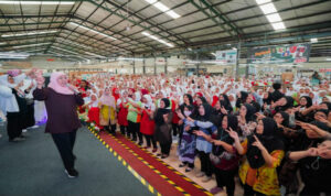 Khofifah Sapa Ribuan Pekerja MPS Prigen, Ajak Sholawat dan Beri Motivasi