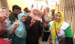 Pedagang Pasar Purwosari Curhat Sepinya Pembeli, Khofifah Literasi Digital Kunci Solusi