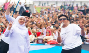 Puluhan Ribu Masyarakat Penuhi Jember Sport Garden, Khofifah-Emil Kampanye Akbar di Tengah Hujan Deras, Denny Caknan Serukan Coblos Nomor 2 Puluhan Ribu Masyarakat Penuhi Jember Sport Garden, Khofifah-Emil Kampanye Akbar di Tengah Hujan Deras, Denny Caknan Serukan Coblos Nomor 2