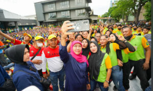 Ribuan Pekerja Pabrik Furniture Sidoarjo Solid dan Mantap Coblos Khofifah-Emil, Ajak Sukseskan Pilkada 2024 dengan Damai
