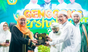 Shalawatan di Genggong, Khofifah dan Habib Syech Serukan Prestasi Gemilang Tanpa Narkoba