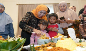 Hangat dan Penuh Suka Cita, Khofifah Rayakan Hari Disabilitas dengan Tumpengan dan Berbagi Pengalaman