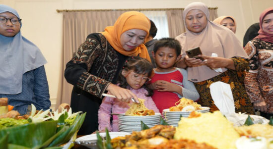 Hangat dan Penuh Suka Cita, Khofifah Rayakan Hari Disabilitas dengan Tumpengan dan Berbagi Pengalaman