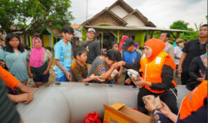 Khofifah Salurkan Bantuan untuk Warga Terdampak Banjir Pasuruan, Siapkan Solusi Jangka Pendek dan Panjang Atasi Banjir Tahunan