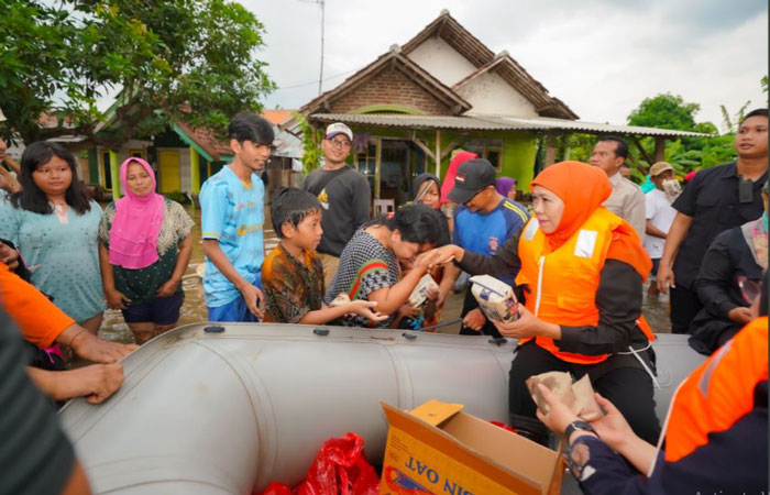 Khofifah Salurkan Bantuan untuk Warga Terdampak Banjir Pasuruan, Siapkan Solusi Jangka Pendek dan Panjang Atasi Banjir Tahunan