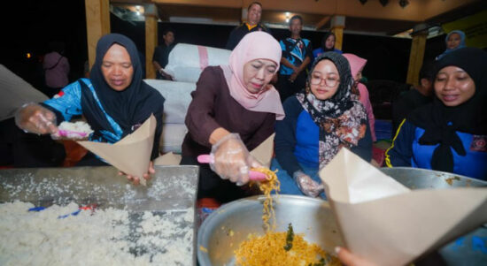 Khofifah Tinjau Banjir di Mojokerto, Bagikan Nasi Bungkus dan Bantuan untuk Warga Terdampak