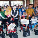 Khofifah Salurkan Bansos Rp5,8 Miliar untuk Warga Gresik, Ingatkan Jangan Dipakai Judi Online