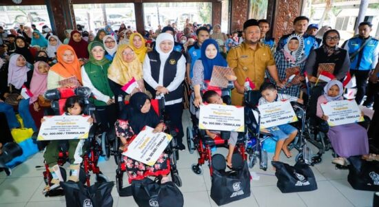 Khofifah Salurkan Bansos Rp5,8 Miliar untuk Warga Gresik, Ingatkan Jangan Dipakai Judi Online