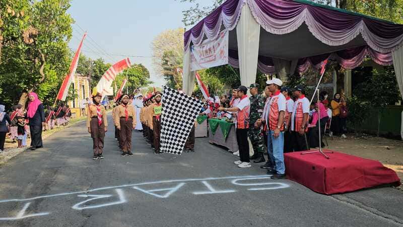 Polsek Tikung Kawal Lomba Gerak Jalan 80 Regu Pelajar