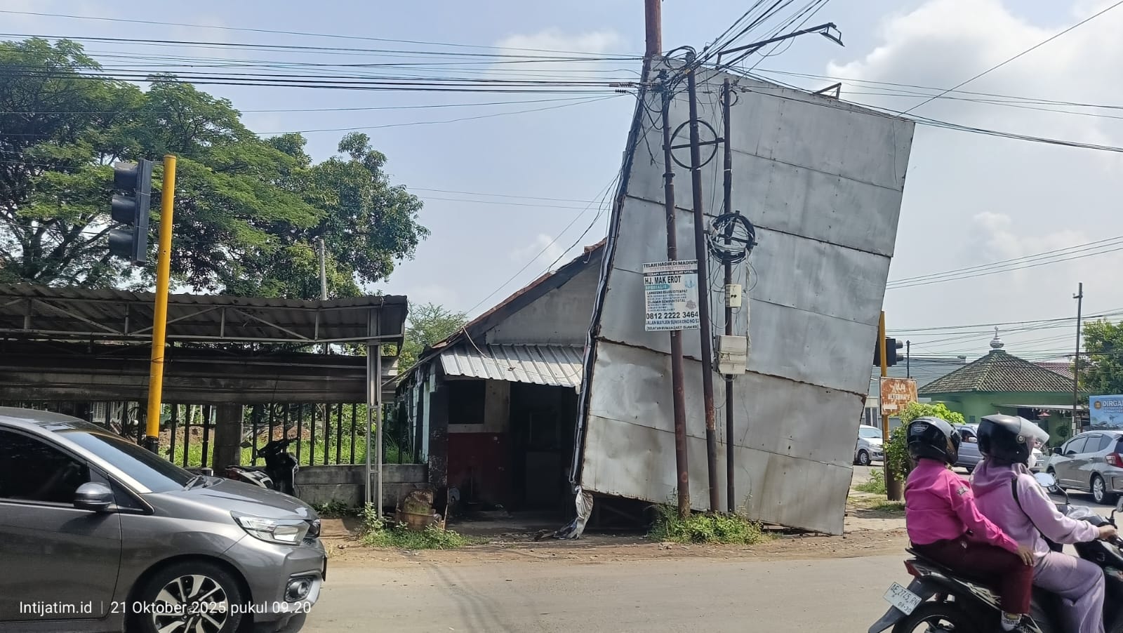 Ambruknya Papan Rekalme di Magetan, Diduga Lapuk dan Tak Berizin Resmi