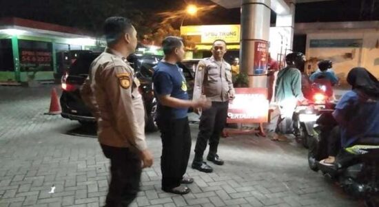 Polsek Tikung bergerak cepat memantau SPBU Tikung, Lamongan, pasca viralnya video motor mogok yang diduga disebabkan BBM Pertalite bermasalah