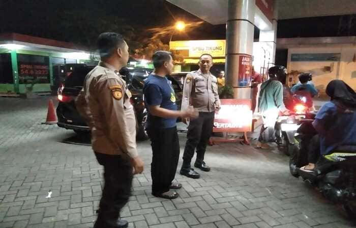 Polsek Tikung bergerak cepat memantau SPBU Tikung, Lamongan, pasca viralnya video motor mogok yang diduga disebabkan BBM Pertalite bermasalah