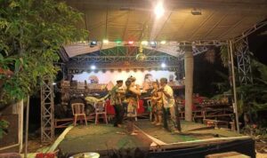 Sinergi Polri-TNI dan Warga Warnai Sedekah Bumi Kelorarum, Polsek Tikung Pastikan Situasi Kondusif